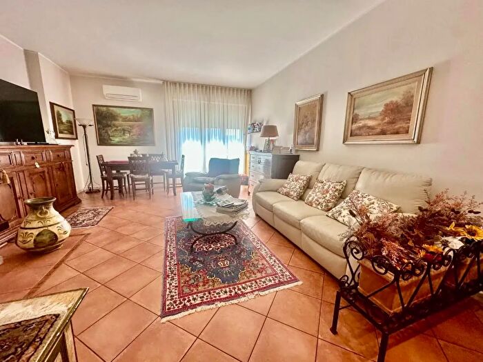 Appartamento con 5 locali in vendita in Carrara