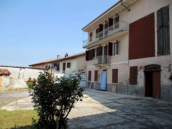 Casa con 10 locali in vendita in Tonco