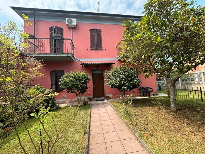 Casa con 6 locali in vendita in Viale Capettini Mortara, Mortara