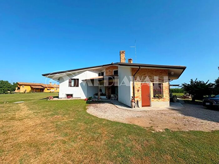 Casa con 9 locali in vendita in Via Trieste, San Michele Al Tagliamento