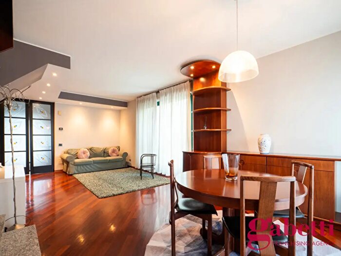 Appartamento quadrilocale in vendita in Via Angelo Rizzoli, Milano