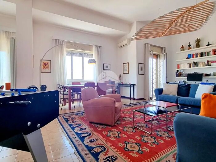 Appartamento con 7 locali in vendita in Via Francesco Crispi, Palermo