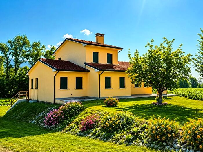 Casa con 9 locali in vendita in Via Giuseppe Mazzini, Sarmede