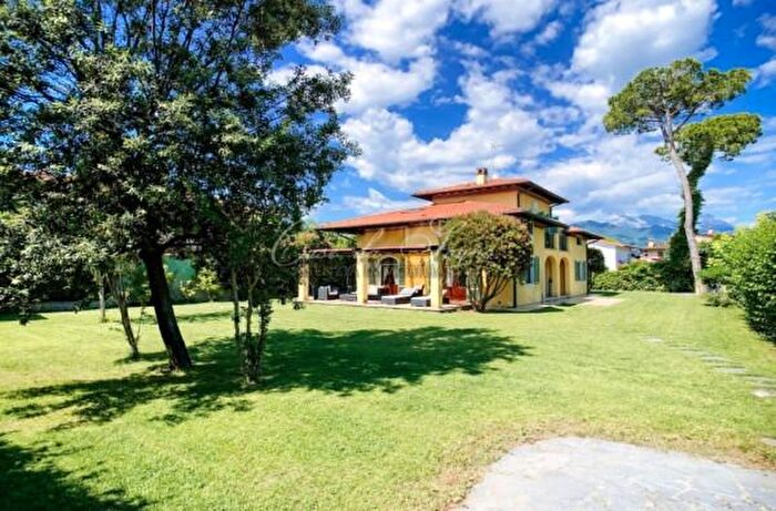 Casa con 6 locali in vendita in Via Carlo Piaggia, Forte Dei Marmi