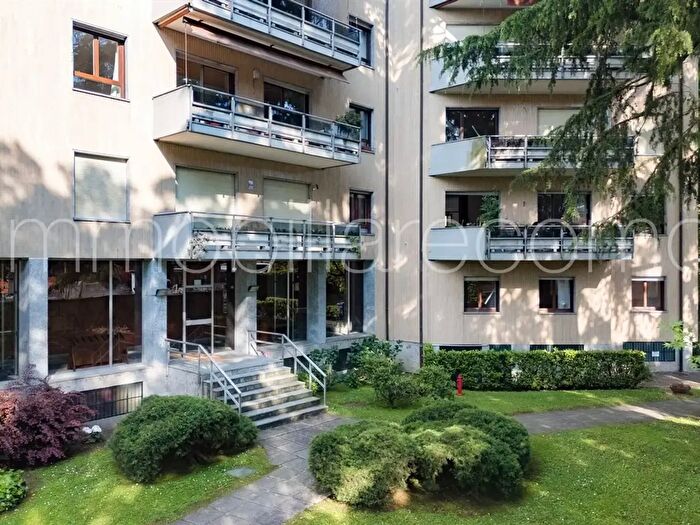 Appartamento con 6 locali in vendita in Via Petrarca, Como