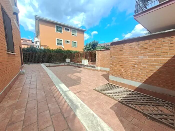 Appartamento trilocale in vendita in Via Cirò Marina, Roma