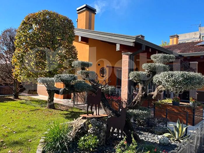Casa con 12 locali in vendita in Via Andretto Attilio, Sandrigo