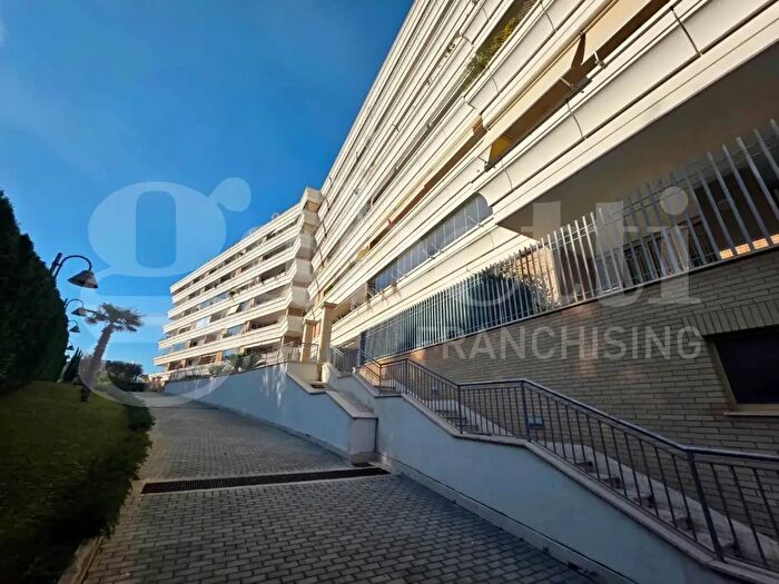 Appartamento trilocale in vendita in Via Riva Ligure, Roma