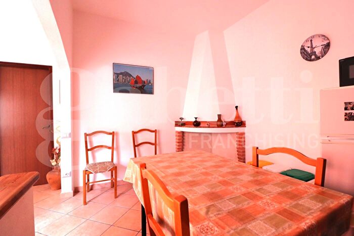 Casa con 9 locali in vendita in Baunei