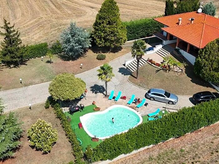Casa con 6 locali in vendita in Strada Ombrone, Viterbo