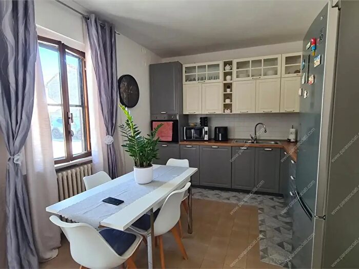 Casa con 15 locali in vendita in Via Agogna, Mezzana Bigli