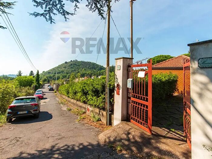 Casa bilocale in vendita in Via Federico Confalonieri, Pedara