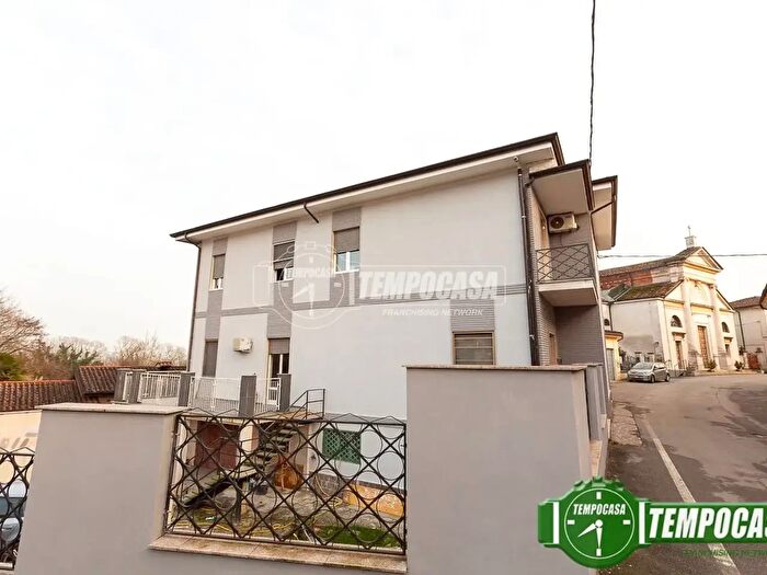 Casa con 7 locali in vendita in Via Cairoli, Azzanello