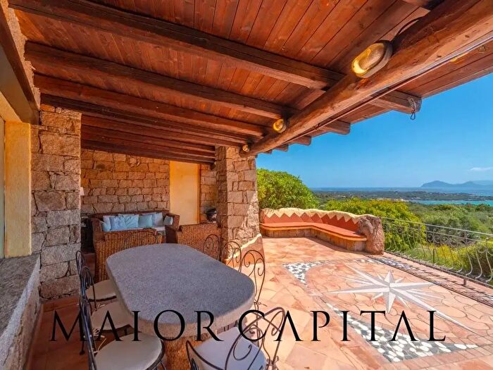 Casa con 8 locali in vendita in Arzachena