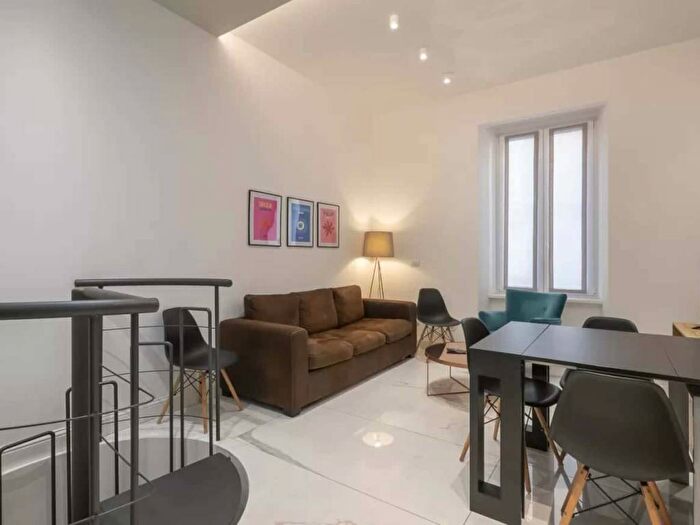 Appartamento trilocale in affitto in Via della Moscova, Turati, Milano