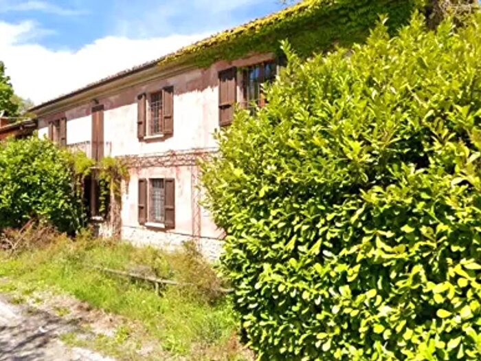 Casa con 6 locali in vendita in Località Chiesuola, Alta Val Tidone
