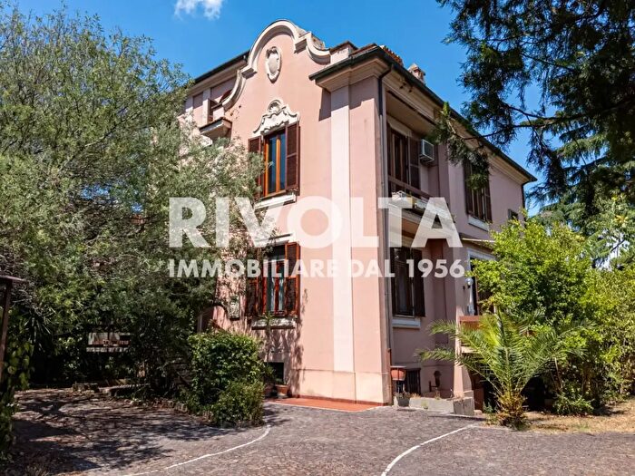 Casa con 10 locali in vendita in Via della Cisa, Roma