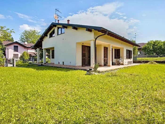 Casa con 10 locali in vendita in Via C Cavour b, Brebbia
