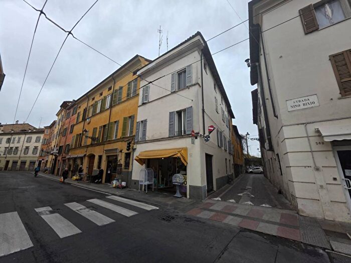 Appartamento trilocale in affitto in Vicolo Santa Caterina, Parco Ducale Oltretorrente, Parma