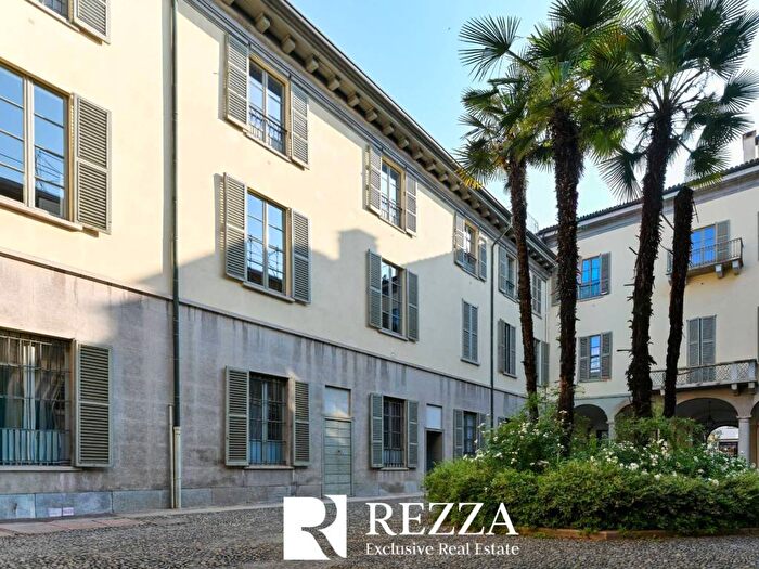 Appartamento quadrilocale in affitto in Via Montenapoleone, Scala Manzoni, Milano