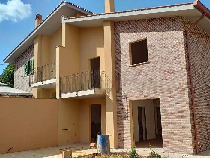 Casa con 6 locali in vendita in Via Donatella, Perugia