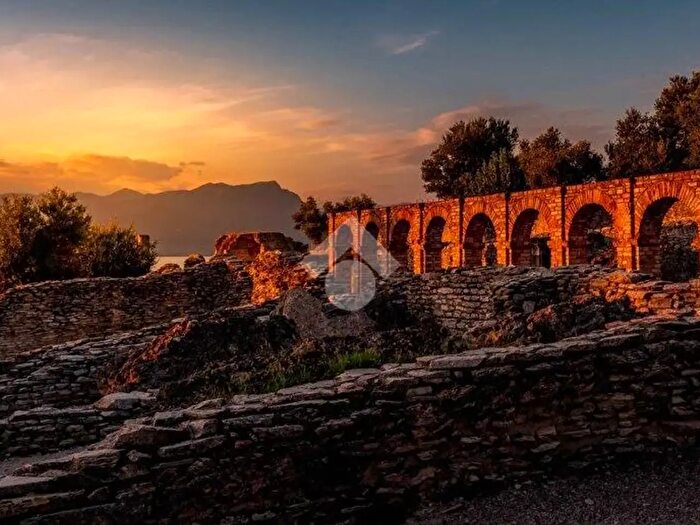 Appartamento trilocale in vendita in Via Colombare, Sirmione