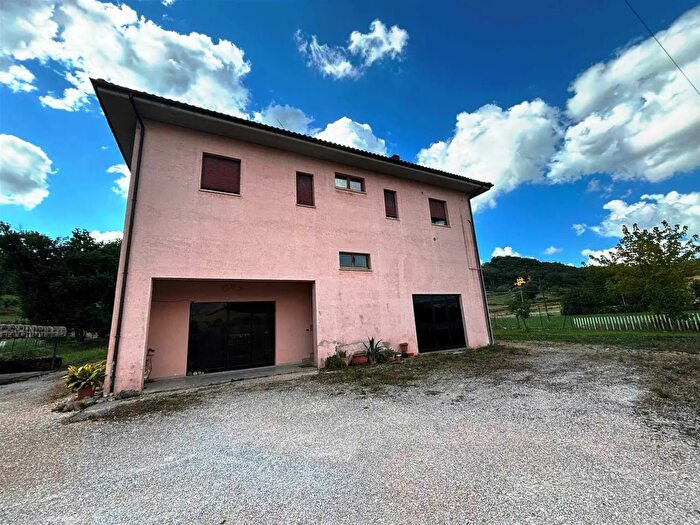 Casa con 5 locali in vendita in San Severino Marche