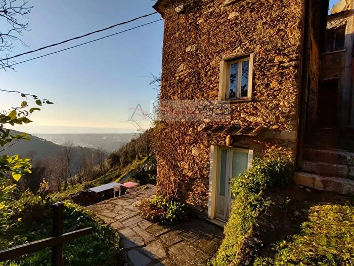 Casa trilocale in vendita in Via Vitoio, Pietrasanta