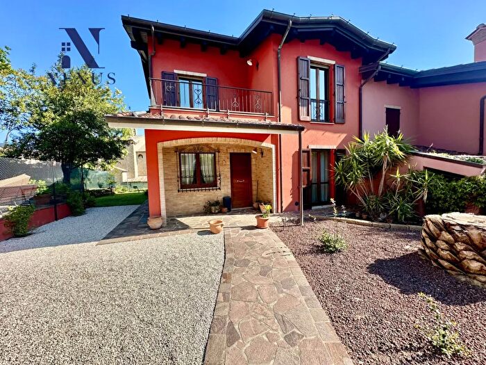 Casa con 8 locali in vendita in Via Giardino, Terre Roveresche