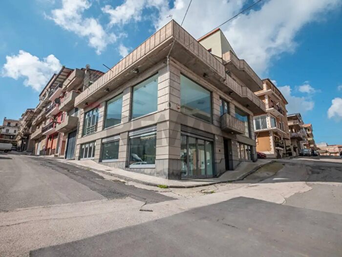 Casa con 11 locali in vendita in Via Ugo Foscolo, Ramacca