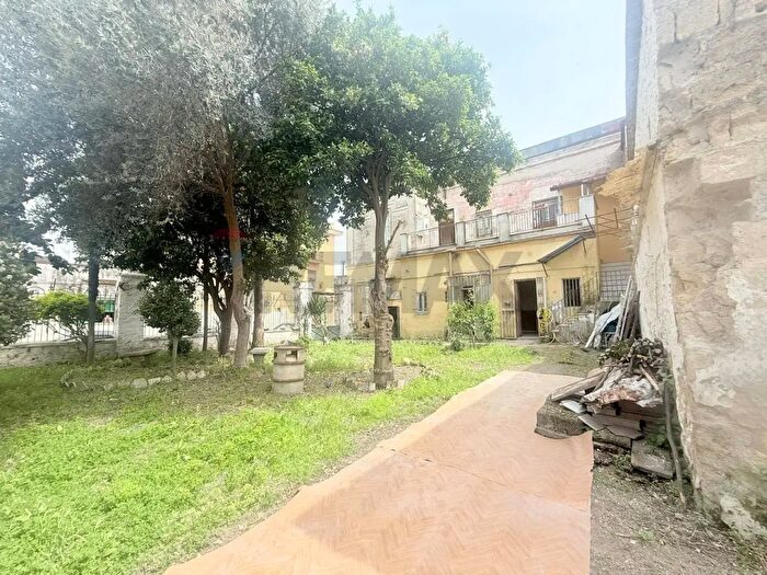 Casa con 10 locali in vendita in Via Francesco Bolvito, Napoli