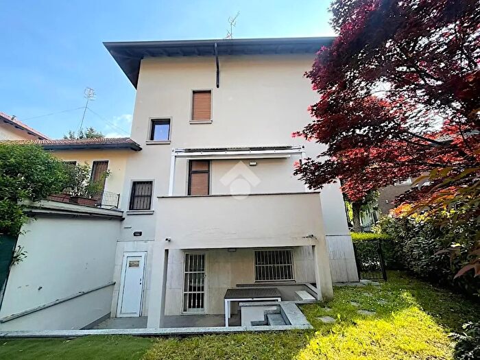 Casa con 6 locali in vendita in Via Privata Bitonto, Milano