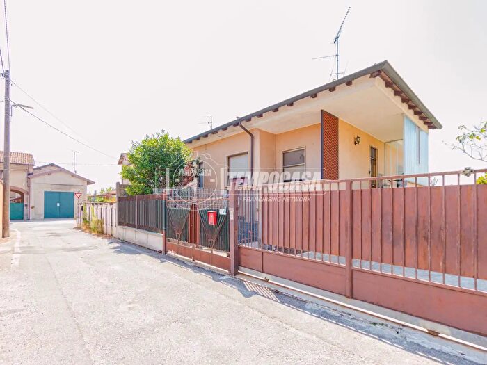 Casa con 5 locali in vendita in Via Primavera, Vigevano