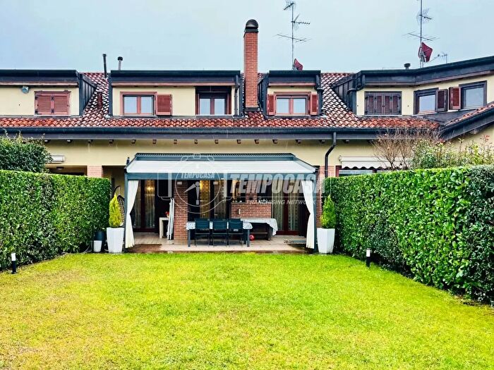 Casa con 5 locali in vendita in Via Foscolo Ugo B, Casatenovo