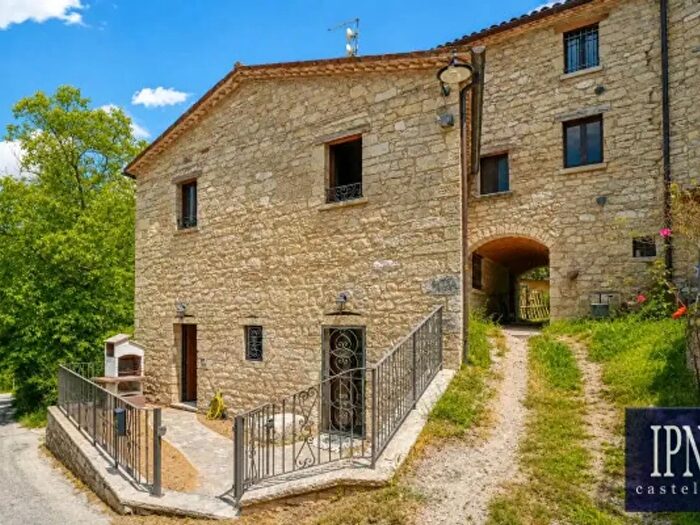 Appartamento con 6 locali in vendita in Piobbico