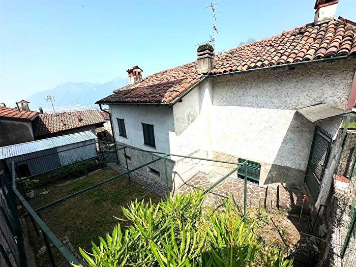 Casa quadrilocale in vendita in Via ai Poggi, Lecco