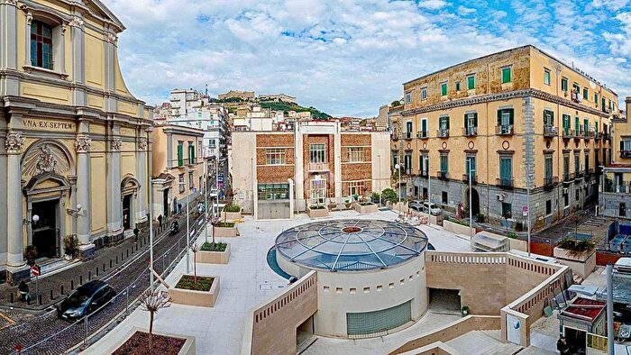 Appartamento trilocale in vendita in Piazza Santa Maria degli Angeli a Pizzofalcone, Napoli