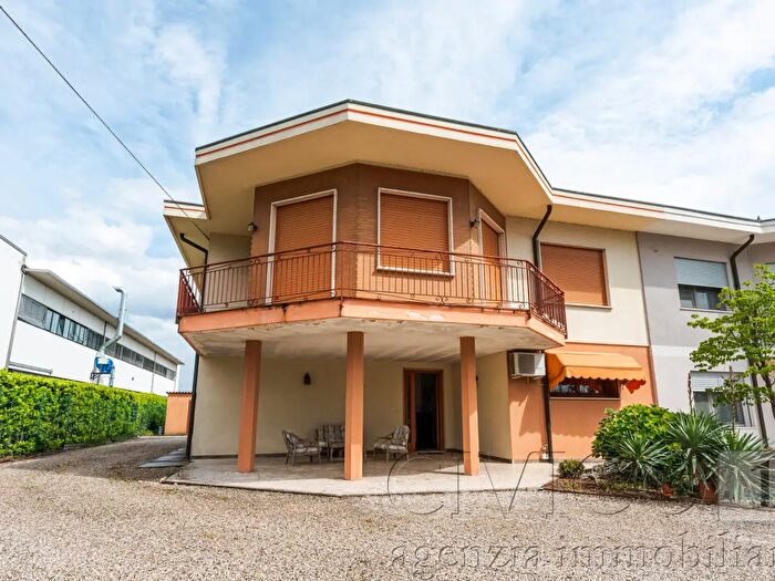 Casa con 8 locali in vendita in Via Riviera Berica, Nanto
