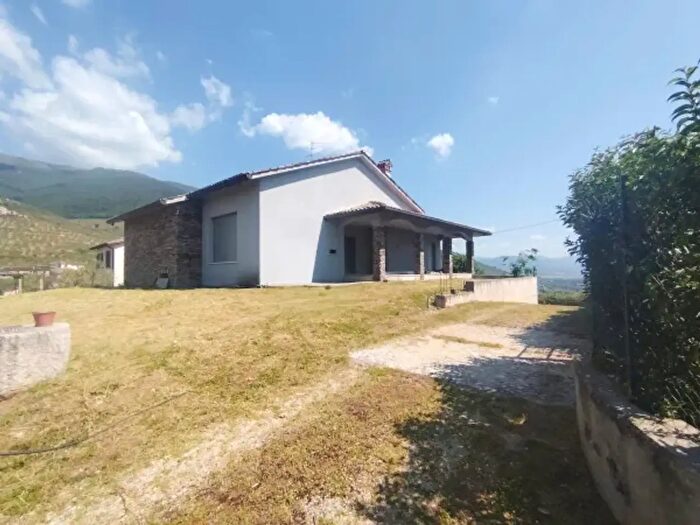 Casa con 6 locali in vendita in Trevi