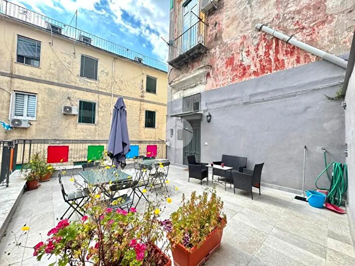 Appartamento trilocale in vendita in Vico della Neve, Napoli