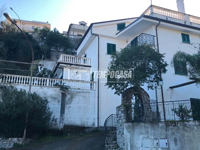 Casa con 8 locali in vendita in Soverato
