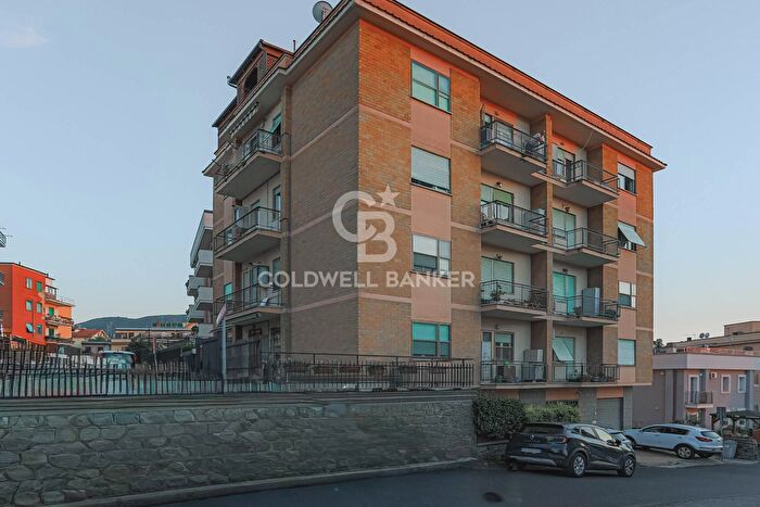 Appartamento con 6 locali in vendita in Via Santa Rosella, Viterbo