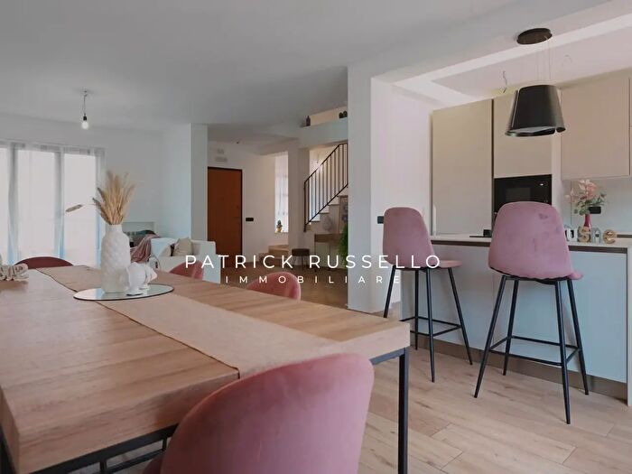 Casa con 8 locali in vendita in Via Tina Pica, Gela