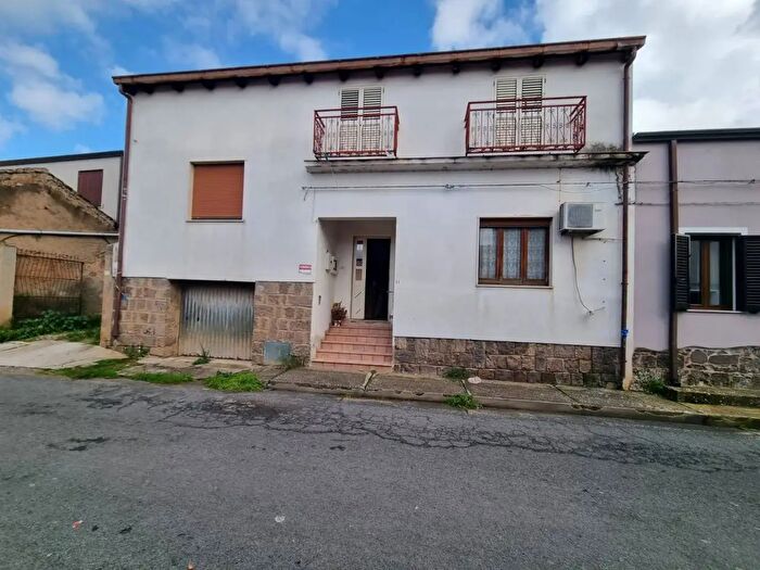 Casa con 6 locali in vendita in Via Fontane, Santadi