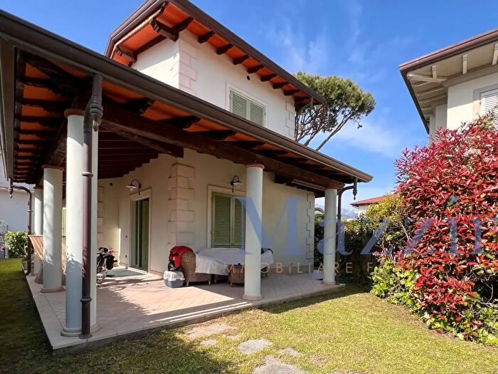 Casa con 10 locali in vendita in Via Piave, Forte Dei Marmi