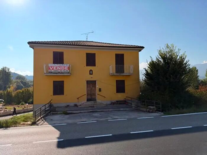 Casa con 6 locali in vendita in Via Roma, Scoppito