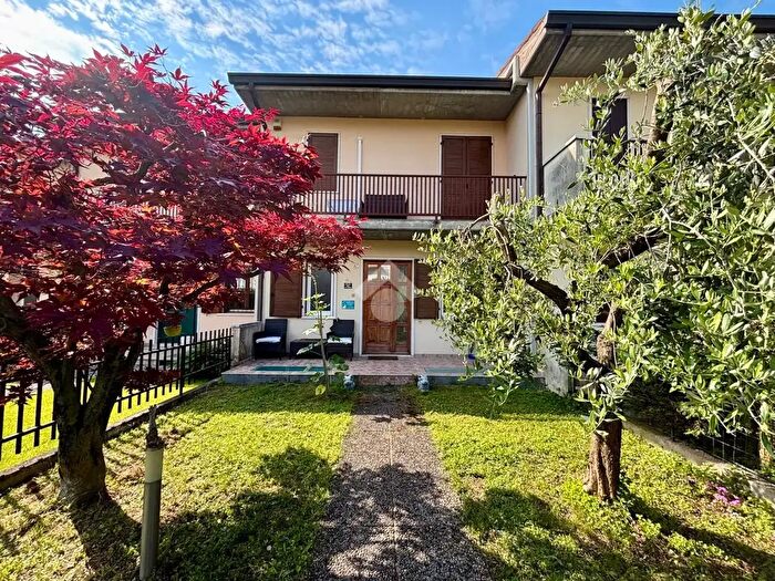 Casa con 5 locali in vendita in Via Grazia Deledda, Sona