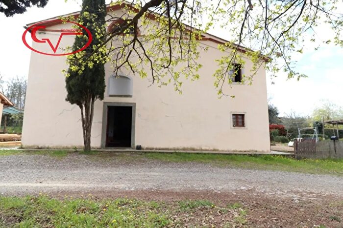 Casa con 7 locali in vendita in Bucine