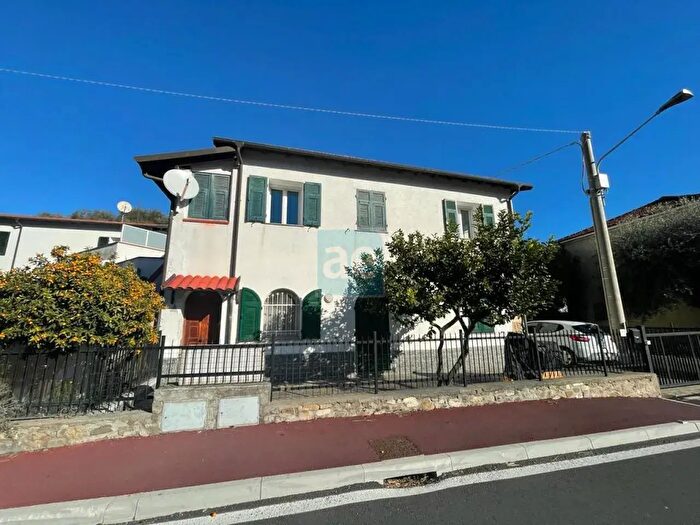 Casa con 5 locali in vendita in Via a Divizia, Andora
