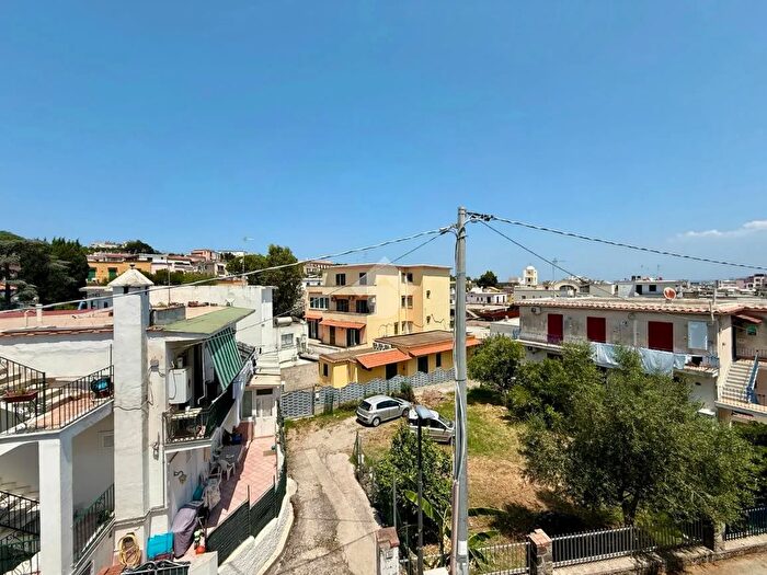 Appartamento quadrilocale in vendita in Via II Traversa Morgioni, Ischia